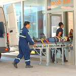 14/12/2007: DOS HERIDOS EN ACCIDENTES OCURRIDOS EN DISTINTOS PUNTOS DE LA CIUDAD.  Personal de bomberos ingresando con el herido al hoapital. 