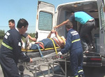 20/12/2007: UN LESIONADO EN UN ACCIDENTE EN LA RUTA 6.  Personal de bomberos procedi� a trasladar al lesionado al hospital. 