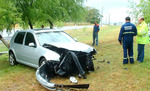 29/12/2007: VEHICULO SE SALIO DE LA RUTA Y CHOCO TRES ARBOLES.  El Golf impact� de lleno contra varios �rboles. 
