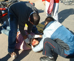31/05/2008: Mujer lesionada al chocar dos motos en la Avenida Rivadavia.  La conductora de una de las motos sufrio lesiones en su rostro.    A metros de all� chocaron minutos despu�s dos camionetas sin que se produjeran lesionados 